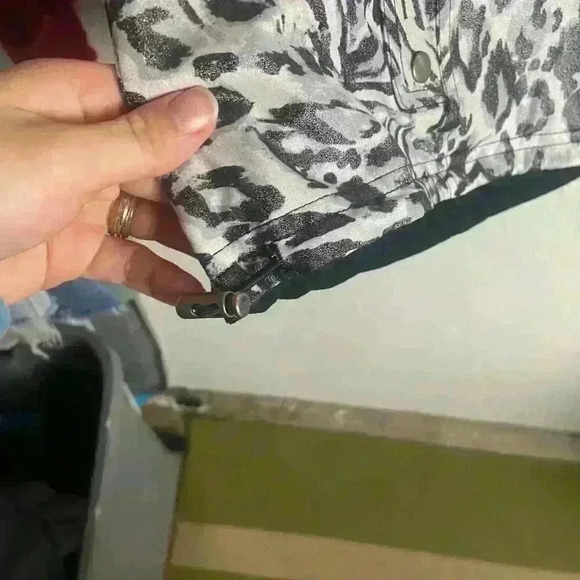 Chico's Zenergy Size 3 Neema Animal Print Reversible Vest Jacket Black Hooded xl - Picture 6 of 7